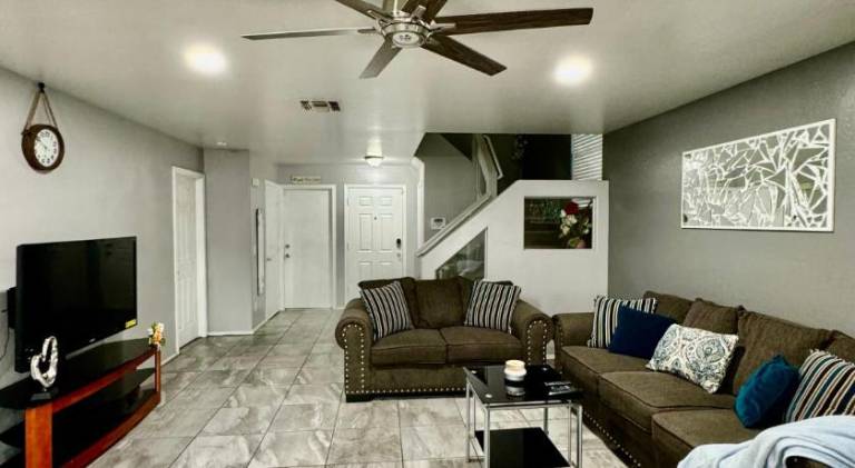 West PHX Cozy king suit with private bathroom Inside a house — photo 3