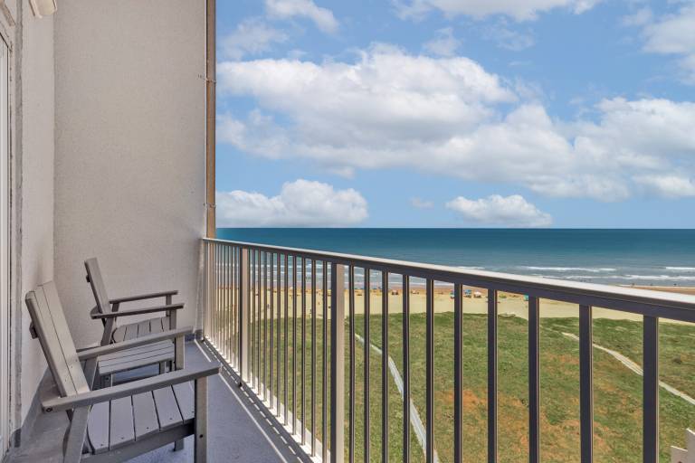 Child-friendly charming condo with pool | Close to the beach | Pets are welcome — photo 4