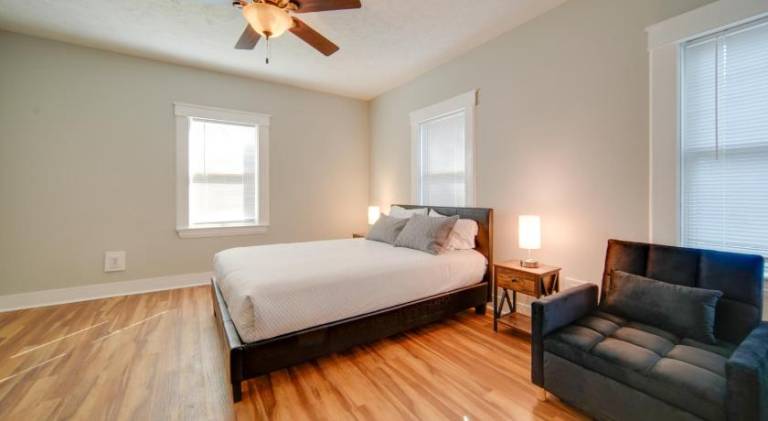 3 Mi to Dtwn Walkable Apt in Cleveland! — photo 2