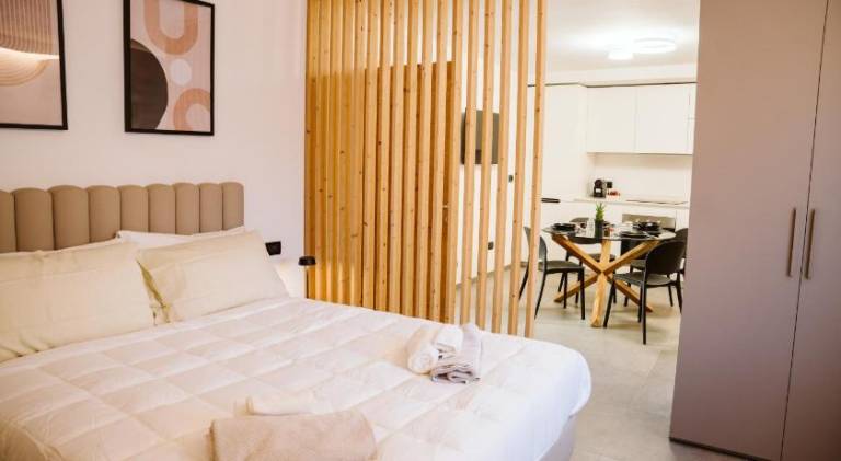 Serviced apartment with patio & garden | Pets allowed — photo 2