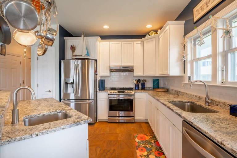 Vacation home with yard & barbeque | Water view — photo 4