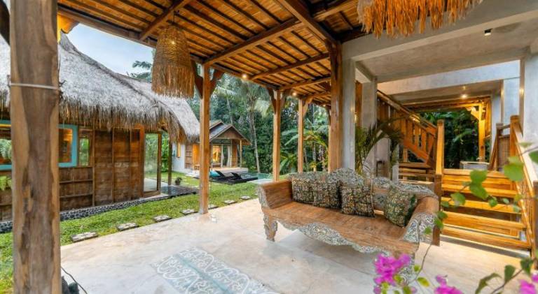 Family-friendly lodge with pool, patio & garden | Perfect for remote work | Pets are welcome — photo 3