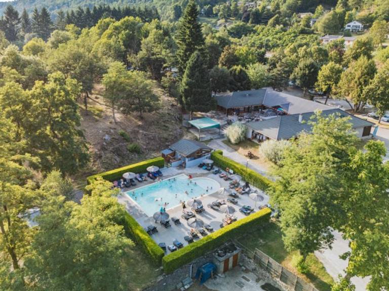 Chalet with patio & heated pool | Mountain view — photo 3