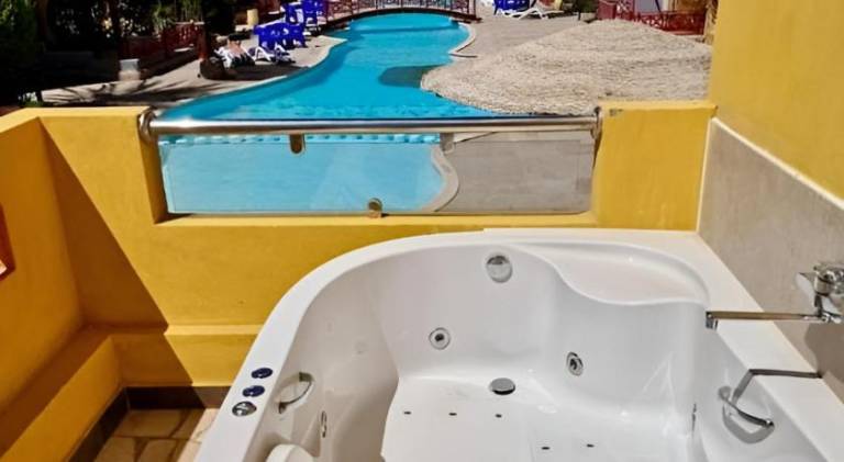 Apartment with pool & hot tub — photo 3