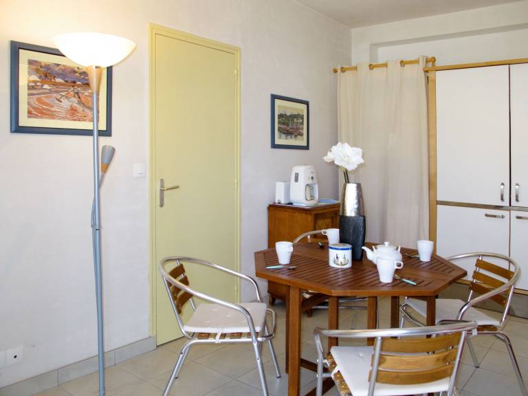 Holiday apartment with BBQ, patio & yard — photo 5