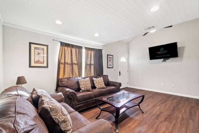 Child-friendly beautiful vacation home | Beach nearby | Dogs allowed in Panama City