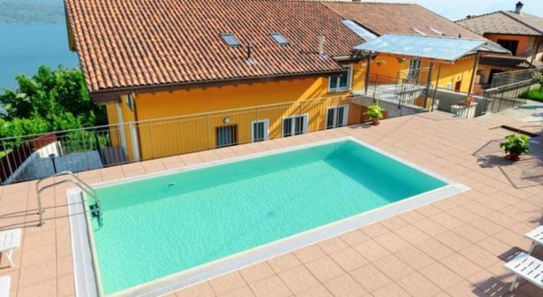 Holiday apartment with pool in Gravedona