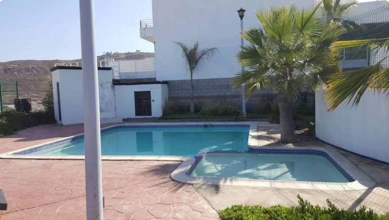 House with pool — photo 2