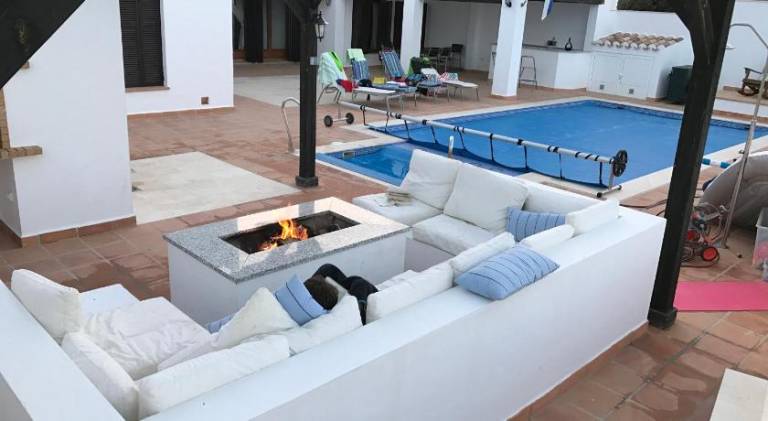 Fully equipped villa with patio, hot tub & private pool | Suitable for remote work | Pet-friendly — photo 4