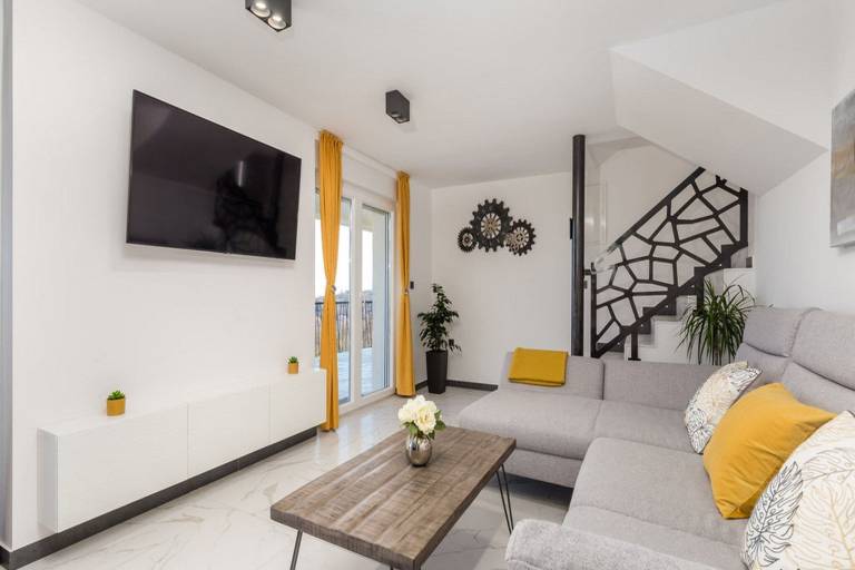 Children-friendly pleasant villa with patio, private pool & barbeque | Sea view | Dogs allowed in Opatija