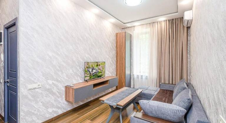 Serviced apartment with yard — photo 2
