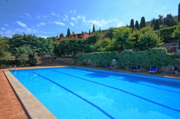 Rental apartment with yard & pool — photo 3