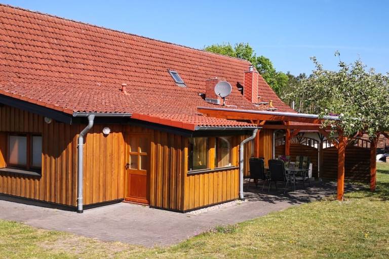 Vacation home with patio, yard & barbecue in Plau am See