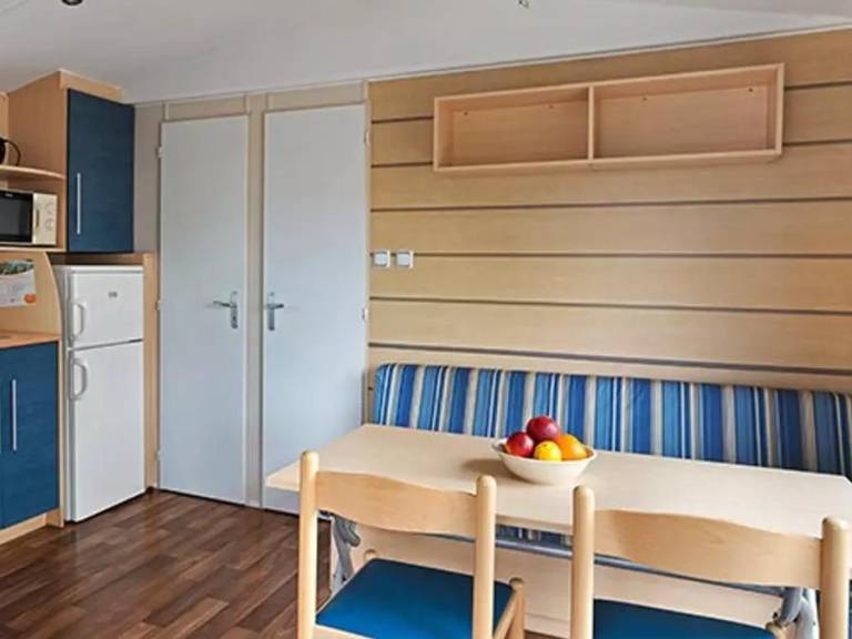 Child-friendly mobile home with patio & pool | Pets allowed — photo 5