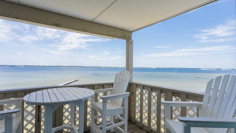 Upscale Condo right on the Bay Relax Relax BWE10