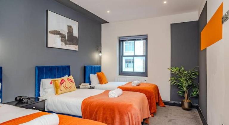 Three bedroom Flat 2 Bathrooms I Super Central locationI Next to Brighton Beach — photo 2