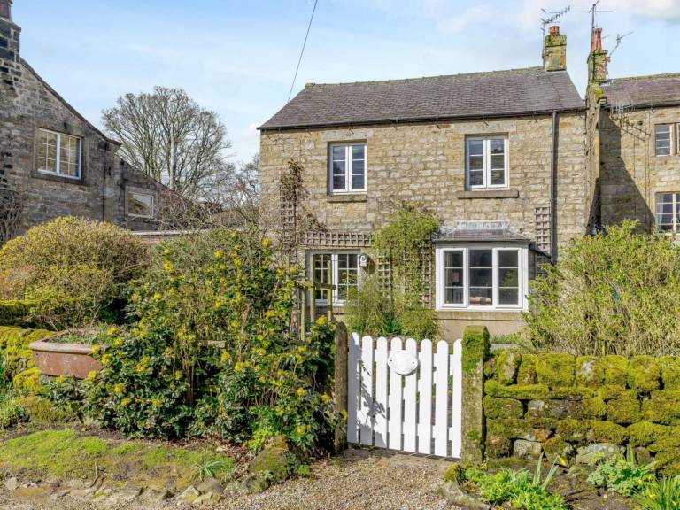 Fully equipped charming cottage with yard | Pets are welcome in Harrogate