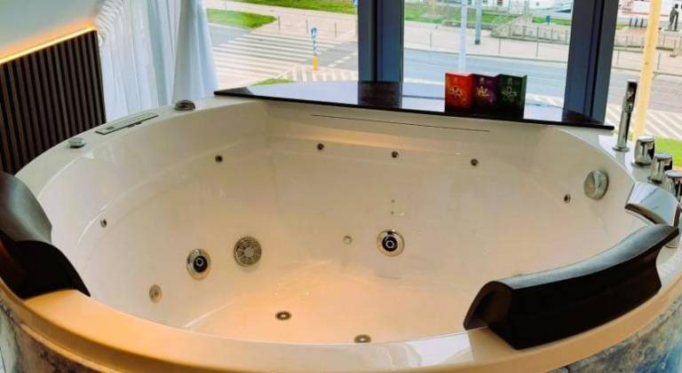 Rental apartment with jacuzzi — photo 2