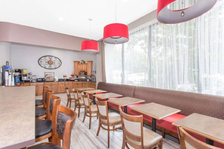 Ramada by Wyndham Hendersonville — photo 4