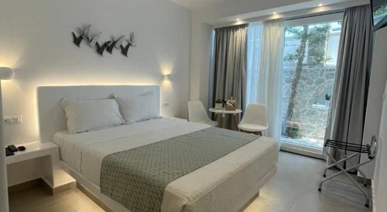 Serviced apartment with pool, patio & hot tub — photo 2