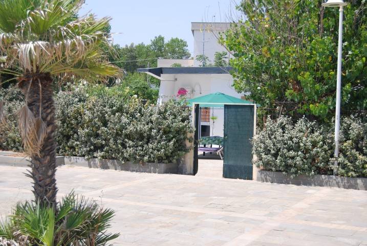 Villa with garden — photo 2