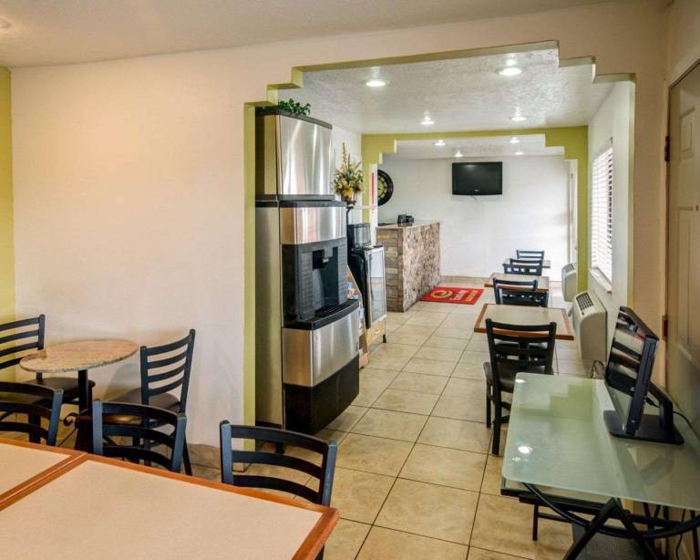 Econo Lodge Albuquerque East — photo 2