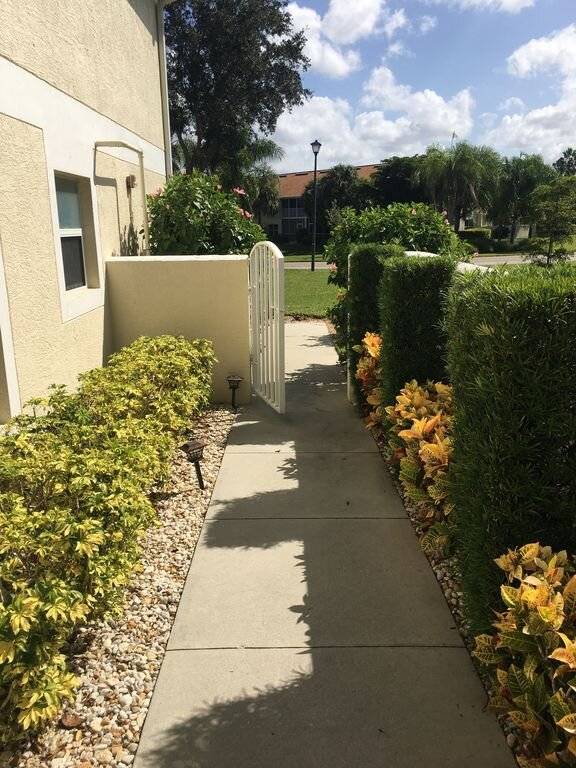 Condo with hot tub, garden & heated pool | Lake view — photo 4