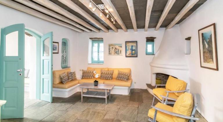 House with terrace in Tinos