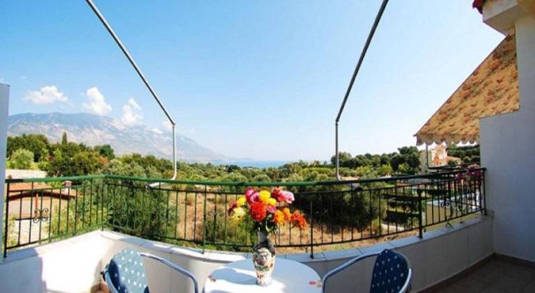 Holiday apartment with BBQ, terrace & yard — photo 2
