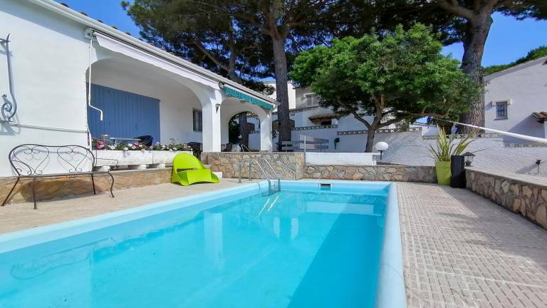 Villa with patio, private pool & BBQ — photo 2