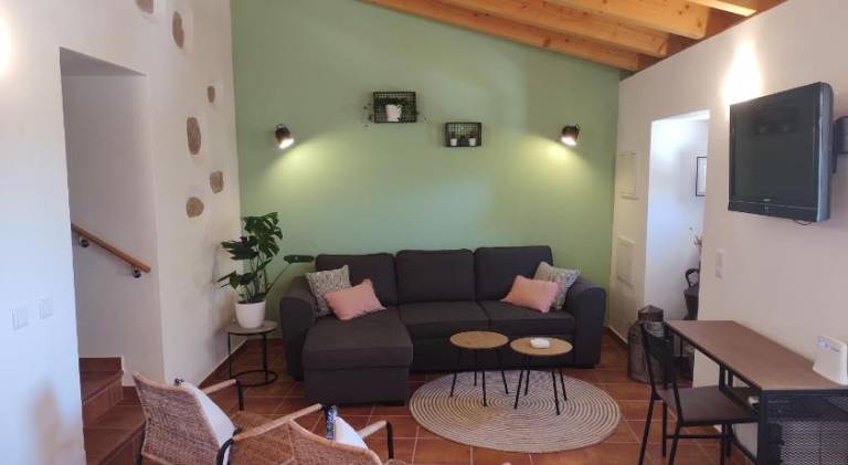 House with yard, hot tub & barbeque | Pet-friendly — photo 2