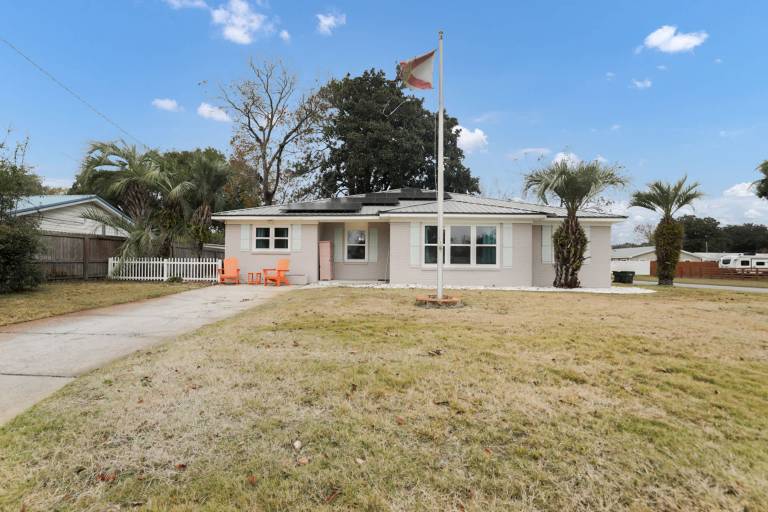 Children-friendly charming house with barbecue, fast internet & yard | Sea view | Dogs allowed in Fort Walton Beach, FL