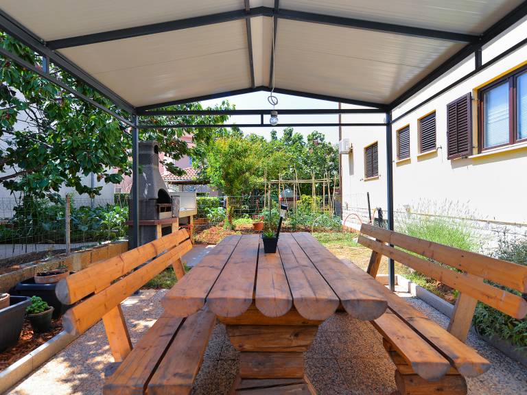 Apartment with barbeque & patio — photo 2