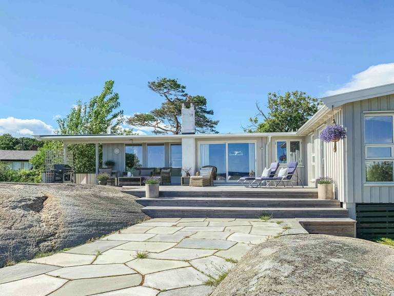 Vacation home with terrace & barbeque | Water view — photo 2