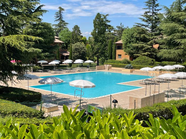 Apartment with fast internet, pool & garden | Garden view in Sirmione