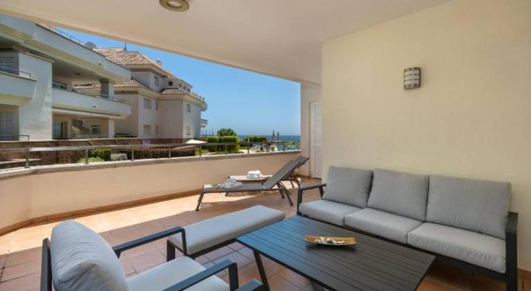 Apartment with pool — photo 4