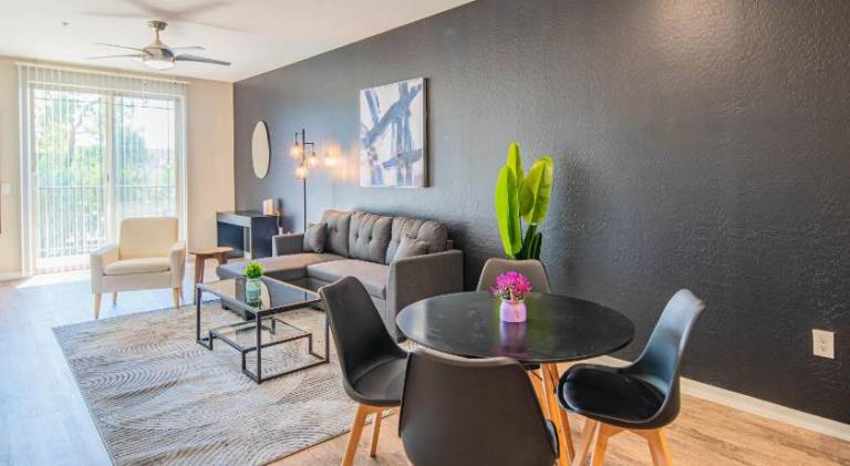 Spacious 2BD - ASU - Sloan Pk - WD Parking Sleeps 8 — photo 4