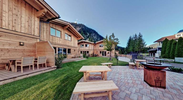 Chalet with yard, terrace & sauna | Pet-friendly — photo 3