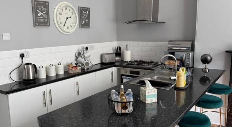 Prime location Clifton 2 bed self contained spacious garden apartment — photo 4