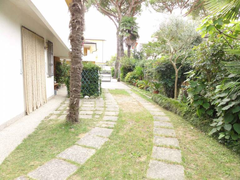 Holiday apartment with garden — photo 3