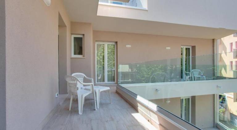 Serviced apartment with yard & terrace — photo 3