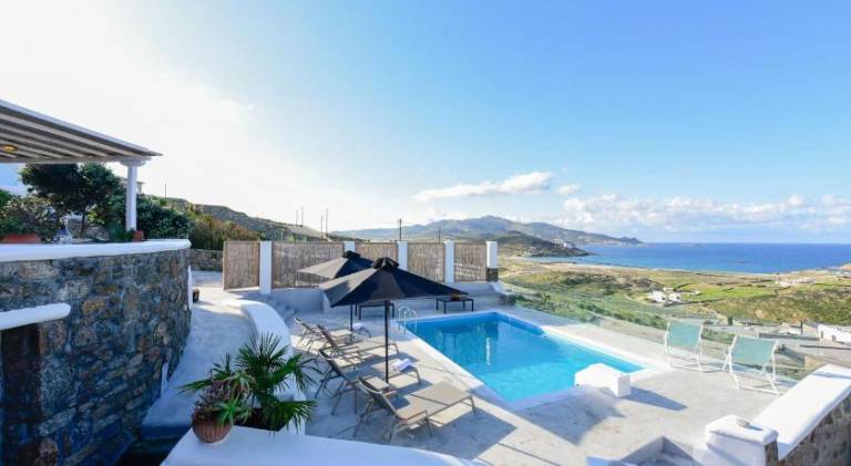 House with yard, patio & pool in Mykonos