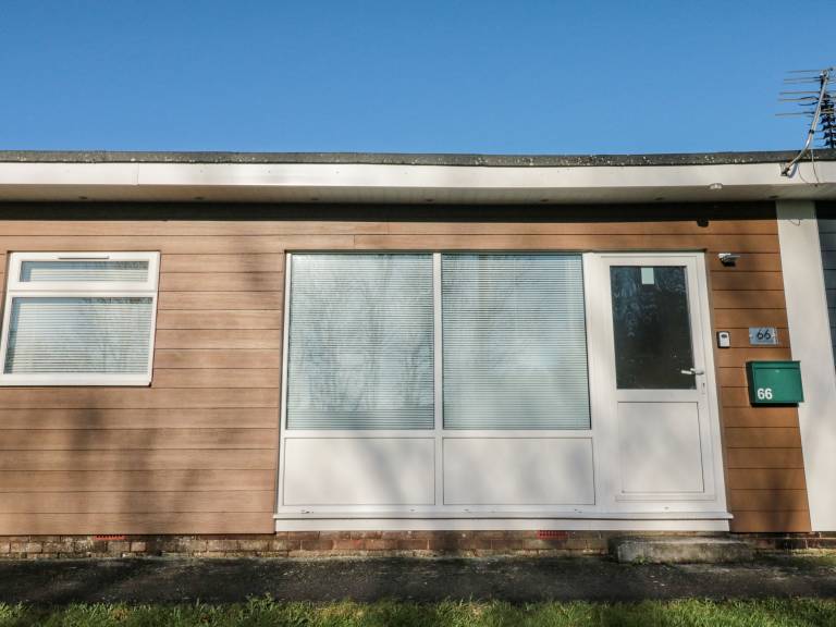 Cottage with yard — photo 2