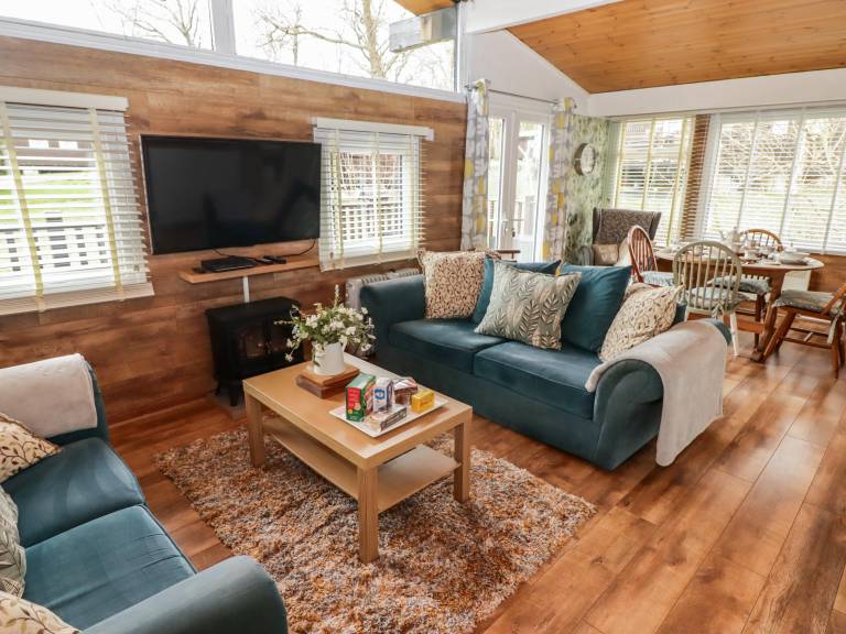 Cottage with pool — photo 4