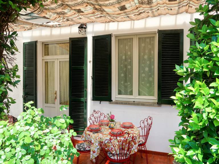 Holiday apartment with BBQ, yard & terrace — photo 2