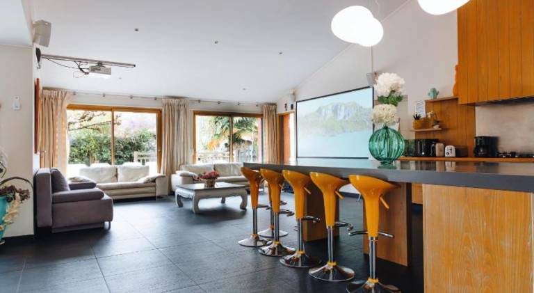 Pleasant villa with pool & hot tub | Pet-friendly — photo 3