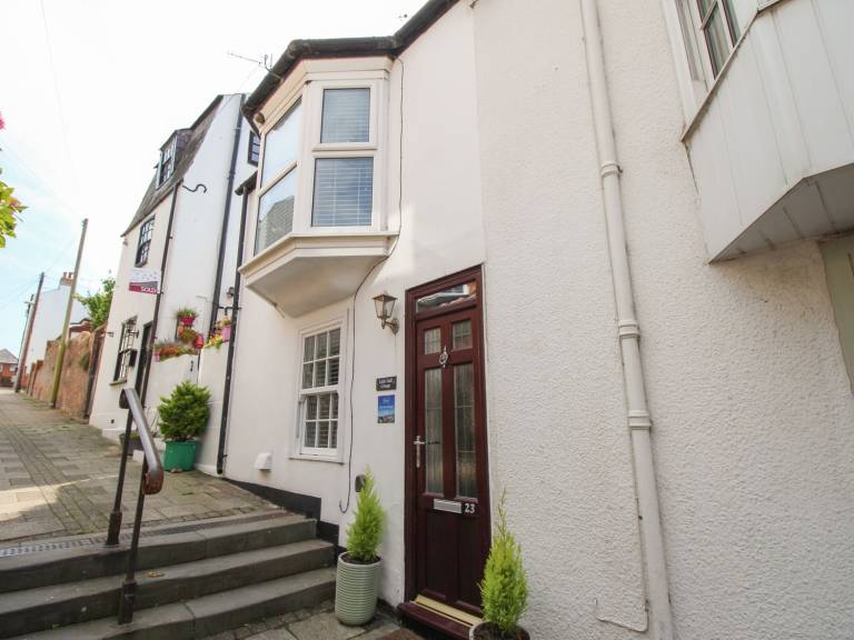 Family-oriented cottage with yard | Beach view | Pets allowed in Weymouth