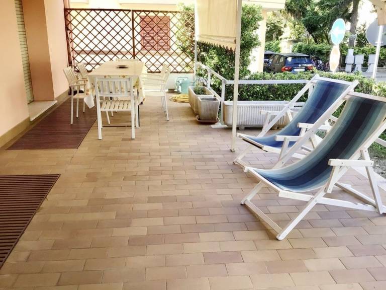Rental apartment with terrace & yard — photo 5