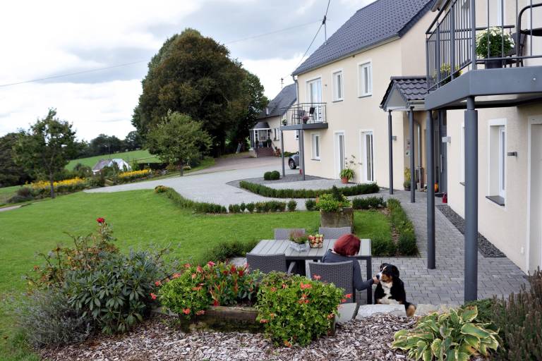 Holiday apartment with terrace, barbecue & yard — photo 5