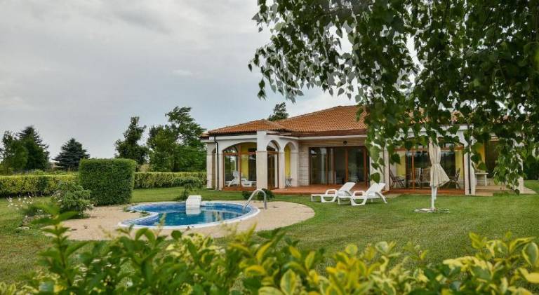 Ample holiday apartment with pool & garden | Pet-friendly — photo 4